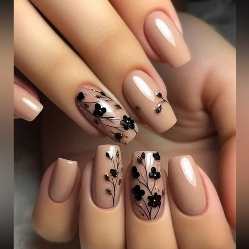 Floral Accent Press On Nail Set NEW 🏷️